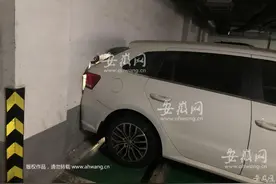 合肥一小区女司机出车库时发生倒溜 车屁股撞进墙里图片