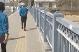 广场舞阿姨假装散步，突然一个手势......图片