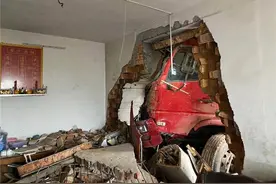 “不要睡！”岳阳一货车撞穿民房，正在做饭的女子被埋，消防救援时大声喊话图片