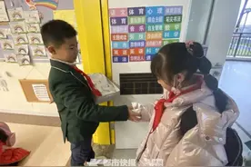 套上白袜子，教室走一圈！华师大附校开学第一天，请孩子们完成一场特别实验图片