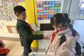 套上白袜子，教室走一圈！华师大附校开学第一天，请孩子们完成一场特别实验图片