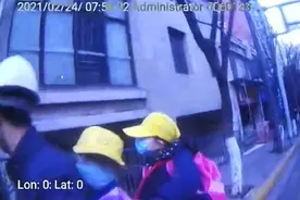 胆大！攀枝花一家长骑摩托车载俩小孩...图片