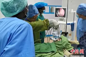 5岁男孩鼻腔滞留纽扣电池 援非医生巧取异物图片