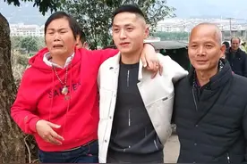 双胞胎失散20年团聚：一则视频神奇寻亲 哥哥看到弟弟照片以为是P图图片