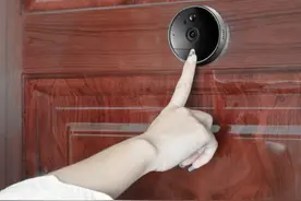 “隔壁带摄像头的门铃正对着我家大门，怎么办？”图片