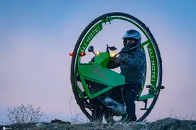 废物利用！伊朗男子用废弃材料打造独轮摩托车图片