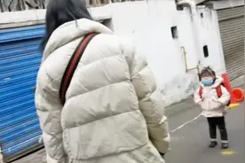 开学日孩子避学现场：萌娃幼儿园前与妈妈对峙 双手插兜不断逃跑