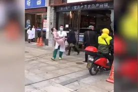 湖北宜昌一SUV冲进路边门店，围观市民大喊：“快走开”视频封面