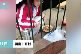 父母冒雨隔栅栏给高三女儿送饭，默默守候引一众网友泪目图片