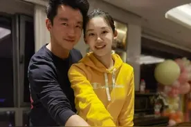 郑恺苗苗女儿百日宴现场图曝光 夫妻二人甜蜜切蛋糕图片