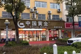江苏19岁女子持美工刀抢金店，拿小锤子连续击打16次才敲碎金店玻璃，案件画面细节曝光图片