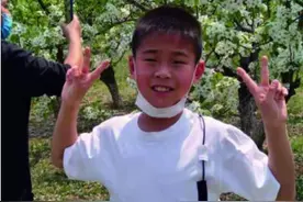 捡到26万巨款的母子找到了：儿子发现了装钱的帆布袋 母子在现场等失主未果后报警图片