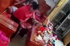 女儿被话梅糖卡喉，母亲用海姆立克法拍出视频封面