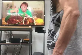 Rain边看吃播边健身 手臂肌肉健硕吸睛图片