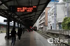 趁着春意盎然，花4块钱坐一次绿皮火车晃去铜罐驿图片