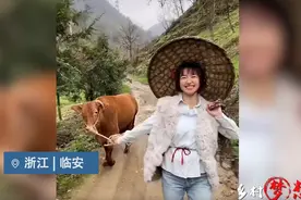 90后女大学生辞职回家放牛 每天边放牛边跳舞图片