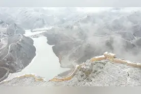 48秒｜春雪落长城 雪墨丹青 雾气氤氲山水相映美如画图片