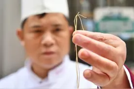 成都街头“大刀金丝面”面条细如发丝针孔可穿五根图片