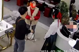 “理发店还包疑云”调查：女顾客称少还了500元遭怼，网友质疑是段子！店长回应图片