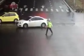 当救护车遇上晚高峰，宁波这群人做了同一个动作图片