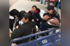 小小三轮摩托车，后厢挤了7个人！图片