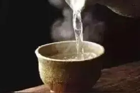 人们常说“多喝热水”，可水温多少才合适？你知道吗？图片