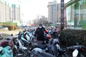 未上牌电动车不得上路、不戴头盔将被罚款……《郑州市非机动车管理办法》5月1日起施行图片