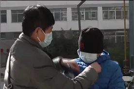 揪心！烟台13岁男孩患重病，父亲收废品筹医药费，市民暖心伸援手视频封面