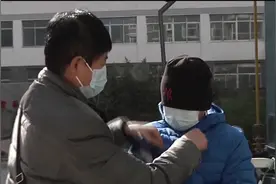 揪心！烟台13岁男孩患重病，父亲收废品筹医药费，市民暖心伸援手视频封面