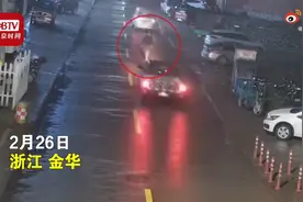 真是醉了！醉酒男子夜间马路中央跪拜拦车，最后悲剧了图片