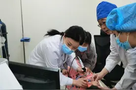 孩子耳中取出钻石 医生提醒：有异物进入耳朵需及时就诊图片