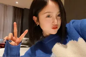 吴宣仪连发12张自拍 穿着蓝色毛衣对镜搞怪图片