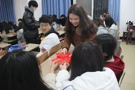 高校90后辅导员与学生互发开学“红包”图片