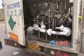 危化品运输车冒白烟，厦门高速交警及时处置图片