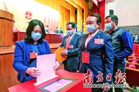 胡洪当选市人大常委会主任图片