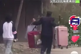 老人用扁担挑起大堆行李送小女孩上学，网友：心疼爷爷图片