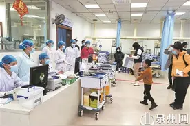 8岁男孩独守医院等爸爸醒来：小杰今天回归校园图片