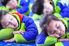 中国超8成中小学生睡眠时长未达标视频封面
