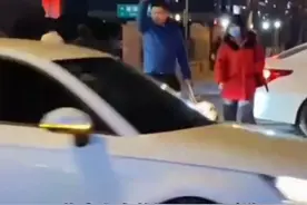 盲人过马路，陌生女子无声守护，网友：这世界充满了爱图片