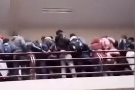 玻利维亚一大学教学楼栏杆断裂 多名学生被挤摔下身亡 现场曝光视频封面