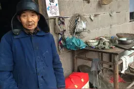 大声讲话的李老头图片