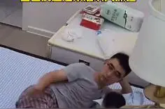 爸爸放了个屁抓给自家宝宝闻，宝宝反应过来后瞬间抓住……图片