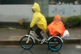 大班哥哥独自骑车带小班弟弟上下学，原因让人心酸视频封面