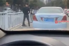 ​被拘了！防城港男子当街小便，经核查系无证驾驶图片