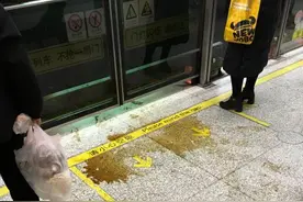 早高峰地铁站台打翻咖啡迟迟无人清扫 市民：怎么带进来的图片