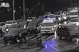 18分钟上演2起私家车让行救护车 病人均转危为安视频封面