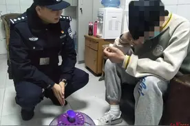 遂宁18岁小伙到达州见网恋女友，发现其已有男友欲跳桥轻生被女警拉回图片