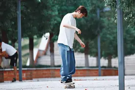 滑板滑雪后又开发冲浪技能，王一博成为“板类运动”全能型选手图片