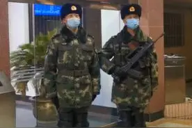 突如其来的惊喜！班长用镜头偷偷拍下新兵第一次夜哨图片