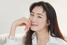 韩国女艺人崔智友SNS发布最新杂志写真图片